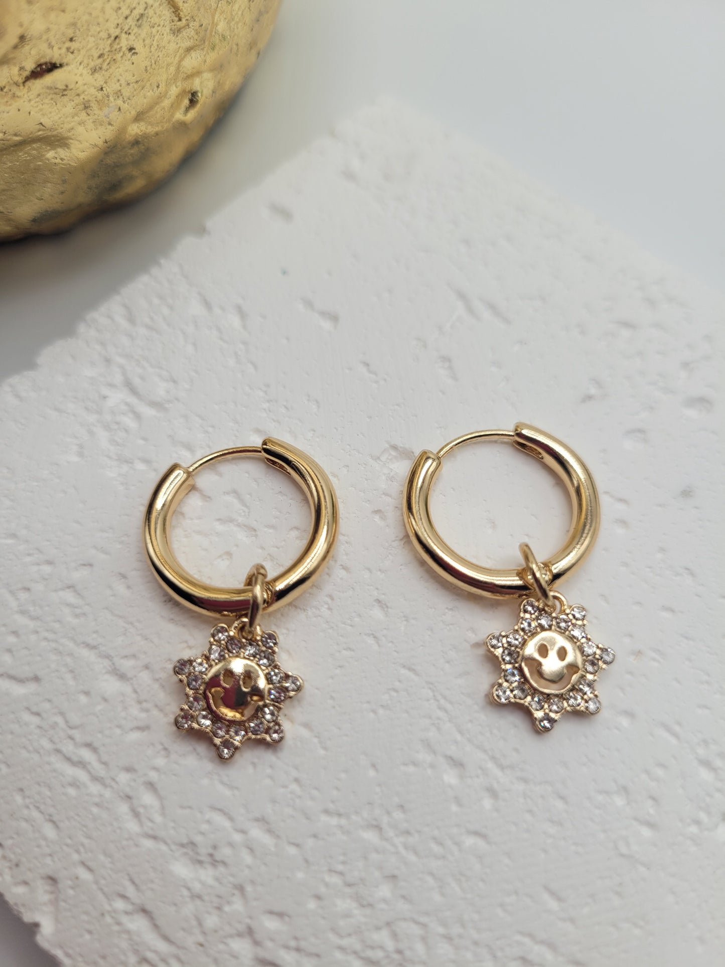 Aretes Caritas feliz